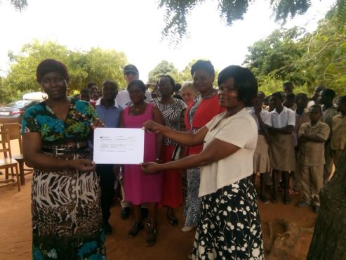 IMG 20181022 WA0043 493x370 - L'association internationale AFRICAWAD apporte un soutien financier aux élèves démunis et handicapés du CEG Kélégougan