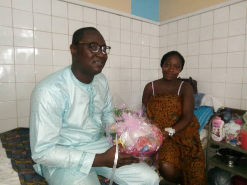 kamal Adjayi 493x370 - Humanitaire : Kamal Adjayi au chevet des femmes ayant accouché à l’hôpital de Bè