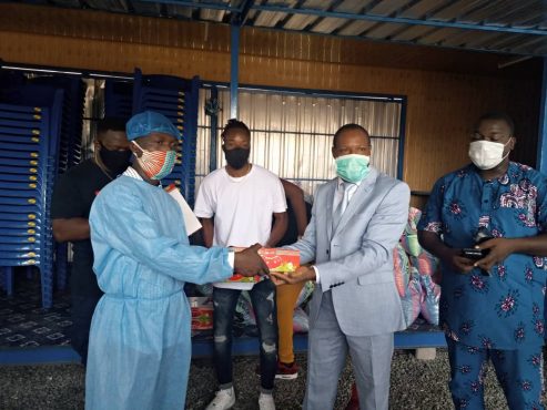 IMG 20200520 WA0050 493x370 - Covid-19: L'ANADEB offre des kits alimentaires en lieu et place des repas chauds, dans les restaurants communautaires