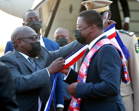 Faure Gnassingbe recevant les honneurs a son arrivee a Monrovia 463x370 - Bicentenaire de la fondation du Liberia : Faure Gnassingbé, invité spécial de la commémoration