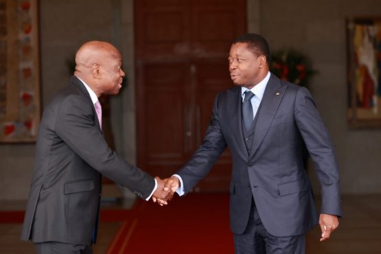Faure Gnassingbe et Gilbert Houngbo 555x370 - Togo : Gilbert Houngbo reconnaissant à Faure Gnassingbé et au peuple togolais pour son élection à la tête du BIT