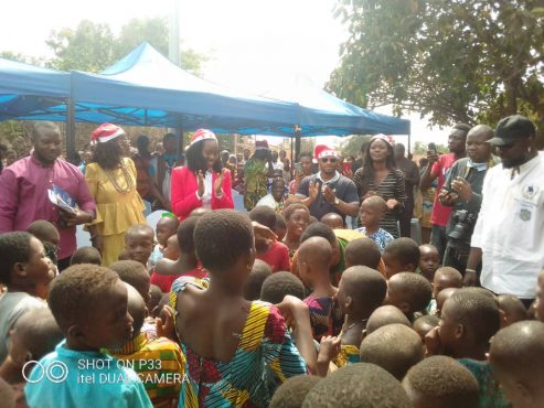 IMG 20221225 WA0098 493x370 - No&euml;l : des cadeaux pour pr&egrave;s de 700 enfants de L&eacute;b&eacute;