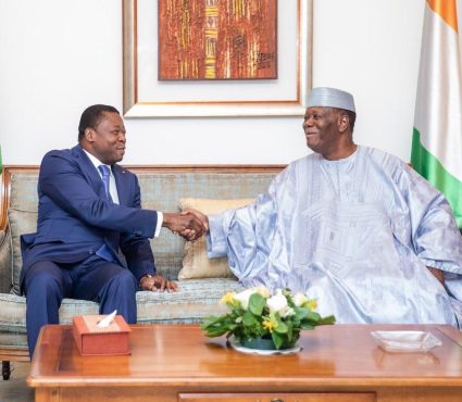 Faure Ouattara 425x370 - Gr&acirc;ce pr&eacute;sidentielle pour les 49 soldats&nbsp; ivoiriens : un succ&egrave;s diplomatique retentissant pour Faure Gnassingb&eacute;