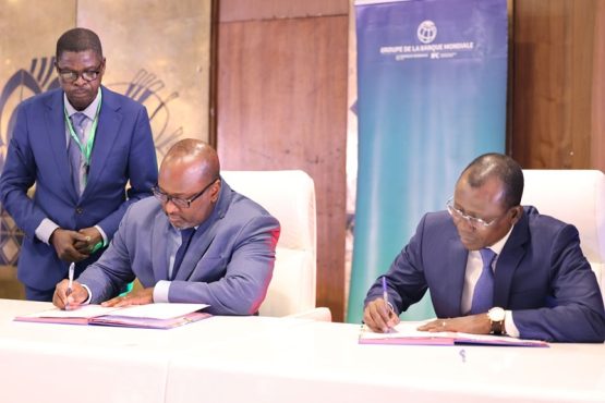 Signature Trois conventions de financement IDA par Sani Yaya et Fily Sossoko Presentation CPP 2025 2029 GBM Togo  555x370 - Togo-Groupe de la Banque mondiale : un nouveau partenariat pour la période 2025-2029