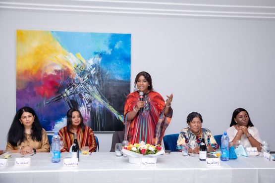 Le ministre Secretaire general de la Presidence de la Republique preside une rencontre entre une delegation de la Banque mondiale et des Nana Benz  555x370 - Togo : Banque mondiale et Nana Benz échangent sur l’entrepreneuriat féminin  