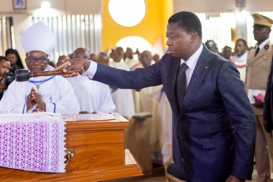 Obseques de Mgr Barrigah Le Chef de lEtat assiste a la messe denterrement  554x370 - Obsèques de Mgr Barrigah : Le Chef de l’État assiste à la messe d’enterrement