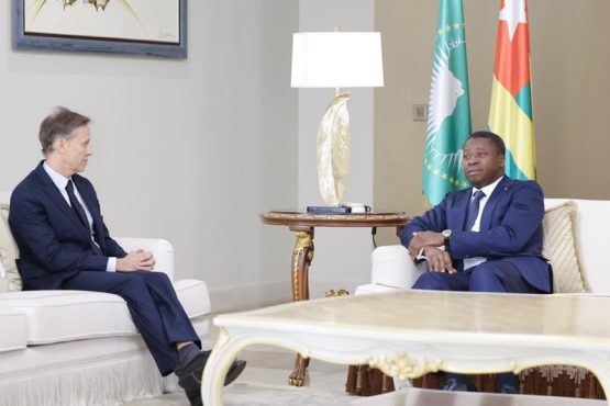 Diplomatie le chef de lEtat a recu les lettres de creance de lambassadeur de lUnion europeenne 555x370 - Diplomatie : le nouvel ambassadeur de l’Union européenne présente ses lettres de créance à Faure Gnassingbé