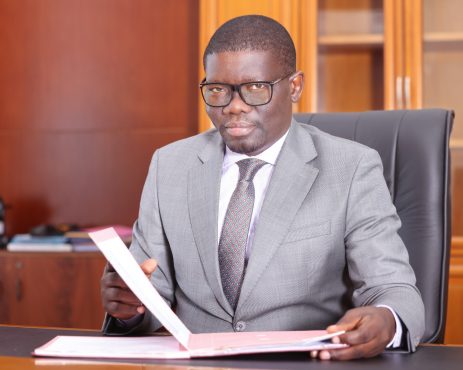Prof. Tchin Darre 463x370 - Togo: un arrêté du ministre Tchin Darre réglemente le code vestimentaire du personnel de santé