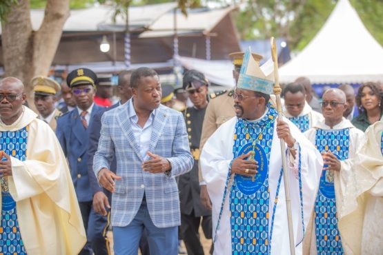 Celebration du Jubile dOr de Notre Dame du Lac Togo en presence du chef de lEtat 555x370 - A Togoville, Faure Gnassingbé assiste à l’apothéose du Jubilé d’Or de Notre-Dame du Lac