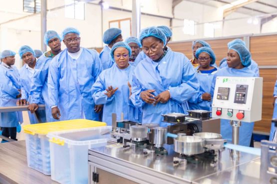 PM a la societe dequipements medicaux a Tsevie 555x370 - La société de production d’équipements médicaux à Tsévié accueille le Premier ministre