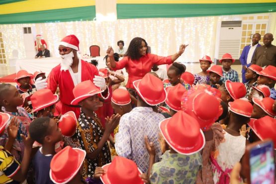 Noel Presidence 555x370 - Noël 2024 : Faure Gnassingbé offre  des vivres et des jouets à plus de 2000 enfants