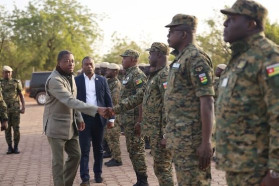 Savanes visite surprise du chef de lEtat pour celebrer la fete de Noel aux cotes des Forces de defense et de securite 768x512 1 555x370 - Noël : Faure Gnassingbé aux côtés aux des Forces de défense et de sécurité dans les Savanes