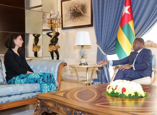 Diplomatie Echanges entre le chef de lEtat et lAmbassadrice du Royaume Uni 505x370 - Diplomatie : Faure Gnassingbé échange avec Harriet Thompson, Ambassadrice du Royaume-Uni au Togo