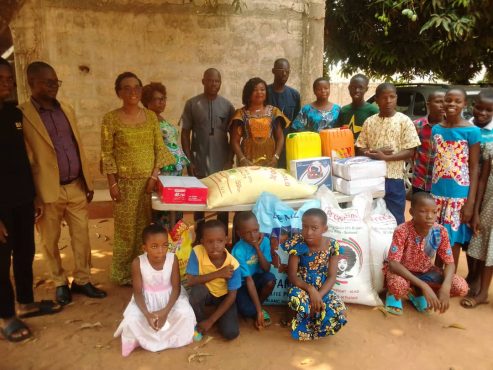 Davié : les enfants de la ‘’Maison du Rédempteur’’ bénéficiaires d’un geste de générosité du CASU Don de vivres Maison du Redempteur 493x370 - Davié : les enfants de la ‘’Maison du Rédempteur’’ bénéficiaires d’un geste de générosité du CASU