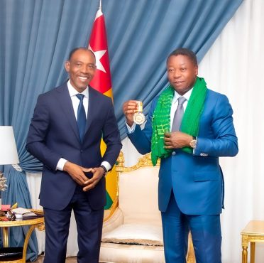 Remise de medaille GIERAF 372x370 - Santé reproductive : ‘’Médaille de Pionnier’’ pour Faure Gnassingbé