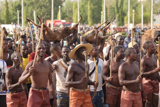 Cloture chasse 555x370 - Hommage à feu Eyadema: apothéose de la danse traditionnelle des chasseurs en pays kabyè