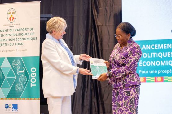 Remise rapport OCDE transformation economique 555x370 - Examen des politiques de transformation économique du Togo : le Gouvernement et le Centre de développement de l’OCDE publient officiellement le rapport