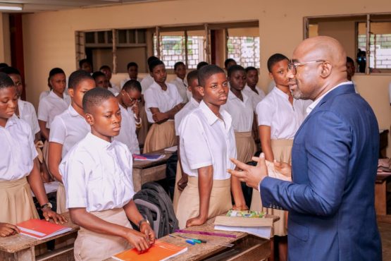 Kokoroko et eleves 555x370 - Togo: Kokoroko prend le pouls de la rentrée scolaire