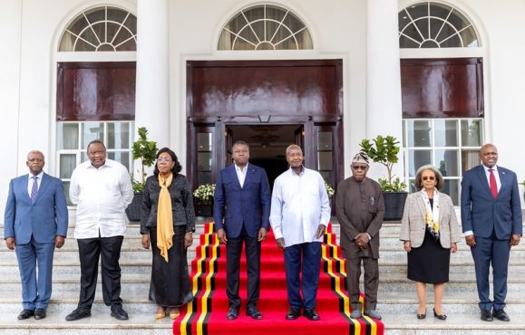 A Entebbe le President du Conseil Faure Gnassingbe en premiere ligne pour la paix dans les Grands Lacs 579x370 - À Entebbe, le Président du Conseil Faure Gnassingbé en première ligne pour la paix dans les Grands Lacs
