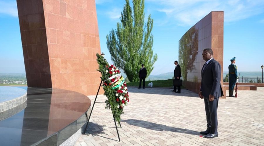 A-Bichkek-le-President-du-Conseil-honore-la-memoire-nationale-kirghize