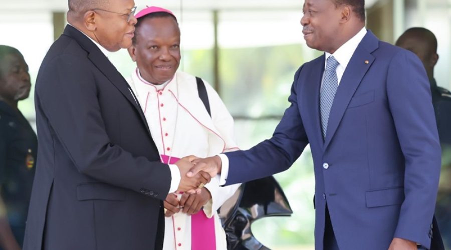 Echanges-entre-le-chef-de-lEtat-et-le-Cardinal-Fridolin-Ambongo-Besungu