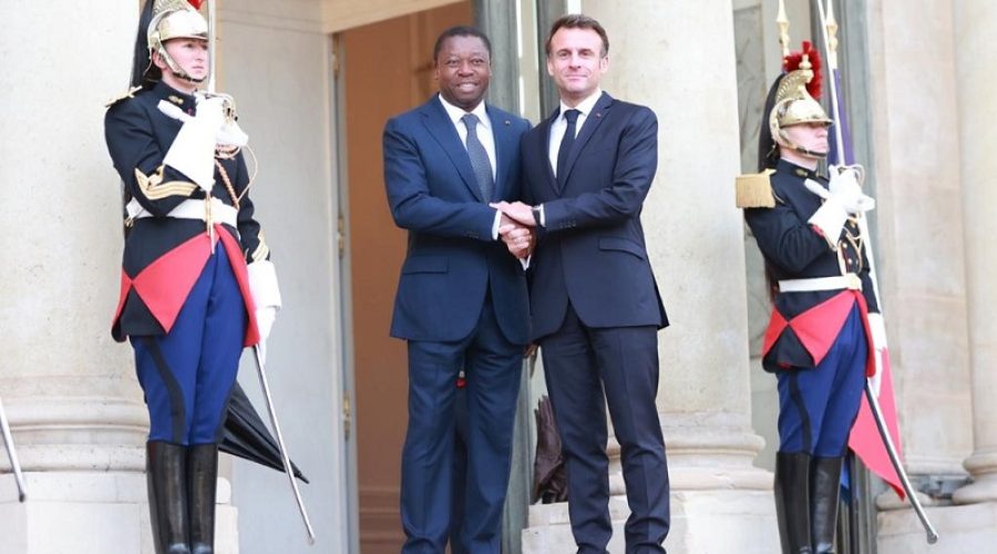 Faure-Gnassingbe-et-Emmanuel-Macron-en-tete-a-tete-a-Paris