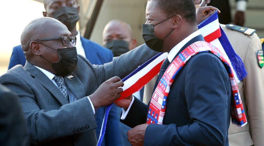 Faure Gnassingbé recevant les honneurs à son arrivée à Monrovia