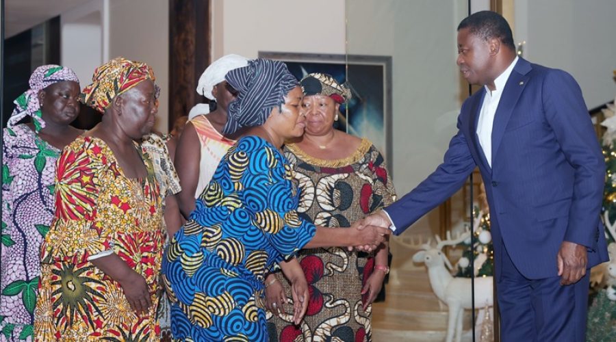 Incendie-du-marche-dAgoe-Assiyeye-le-President-de-la-Republique-solidaire-des-commercantes