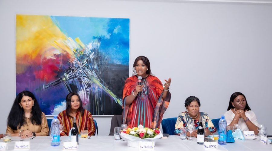 Le-ministre-Secretaire-general-de-la-Presidence-de-la-Republique-preside-une-rencontre-entre-une-delegation-de-la-Banque-mondiale-et-des-Nana-Benz-