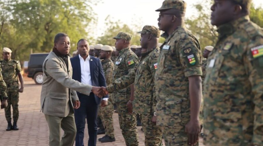 Savanes-visite-surprise-du-chef-de-lEtat-pour-celebrer-la-fete-de-Noel-aux-cotes-des-Forces-de-defense-et-de-securite-768x512