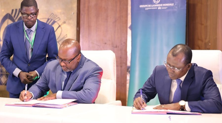 Signature-Trois-conventions-de-financement-IDA-par-Sani-Yaya-et-Fily-Sossoko-Presentation-CPP-2025-2029-GBM-Togo-
